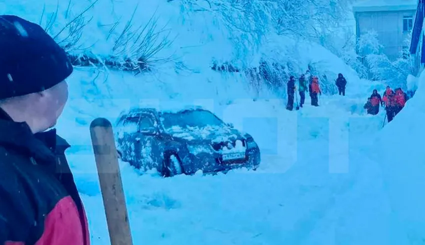 На Камчатке два человека погибли, попав под сход тонны снега с крыши дома. Фото: t.me/shot_shot