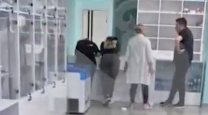 В Казани голый неадекват вломился в аптеку и разбил витрины огнетушителем. Фото: @t.me/mash_iptash