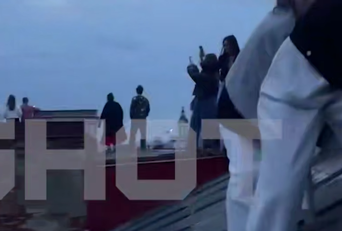 В Питере более 50 туристов застряли на крыше дома, где их бросил экскурсовод. Фото: t.me/shot_shot