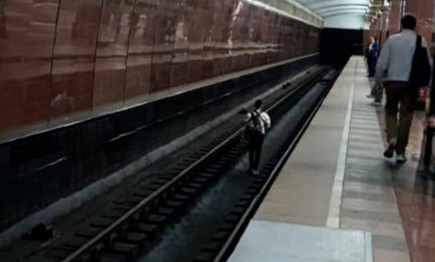 В Казани парень спрыгнул с платформы метро на рельсы, чтобы сделать селфи. Фото: t.me/mash_iptash