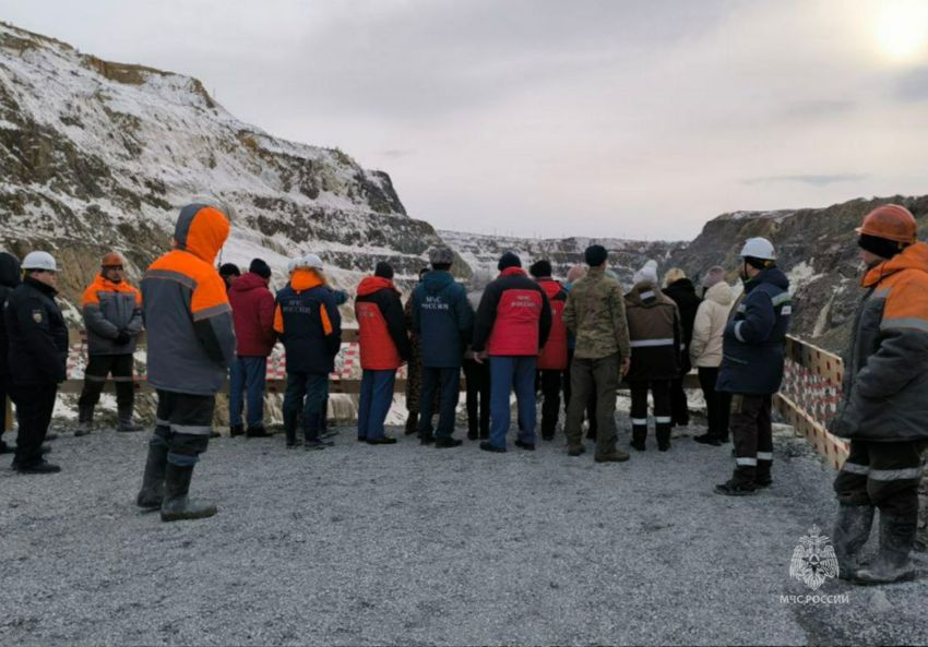 Семьи башкирских горняков прибыли на рудник "Пионер". Их близкие две недели находятся под завалами. Фото: t.me/mash_batash