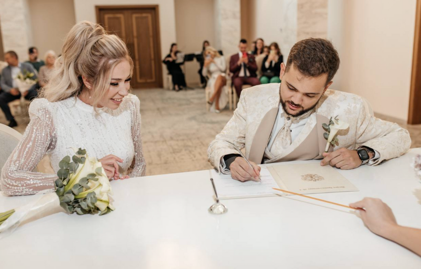 В ЗАГСе были только близкие и друзья. ФОТО: личный архив