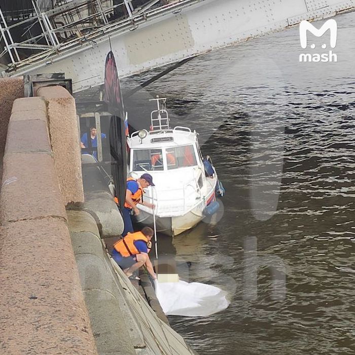 Спасатели вылавливают тела погибших. ФОТО: @T.ME/BREAKINGMASH