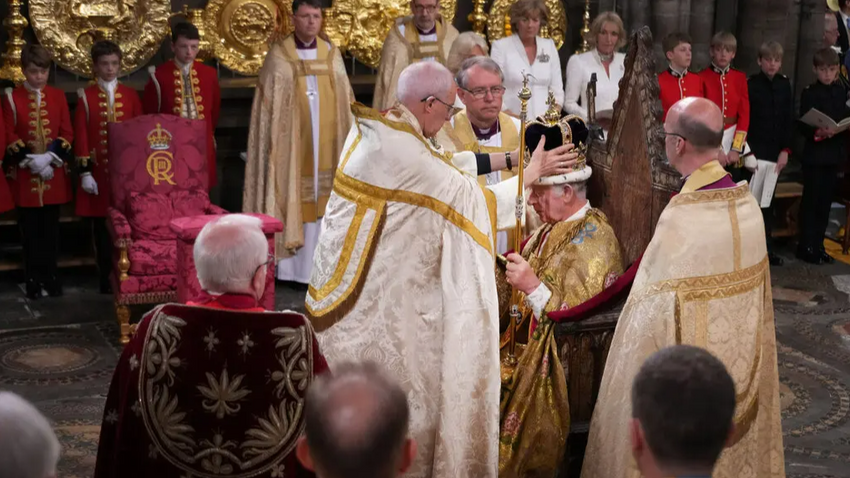 Архиепископ Кентерберийский коронует Карла III. Фото: nytimes.com