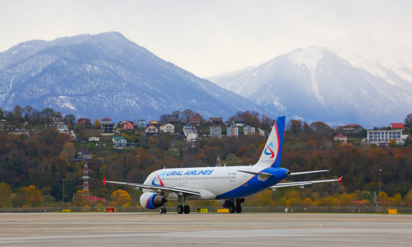 Самолет экстренно сел в Египте из-за отказа двигателя. Фото:@t.me/uralairlines