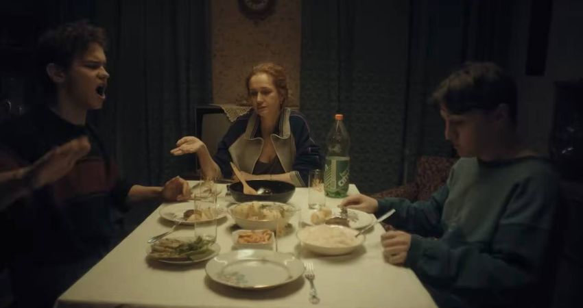 В центре истории - мать и трое ее сыновей от разных мужчин. Кадр из сериала "Дети перемен", 2024, реж. Сергей Тарамаев, Любовь Львова