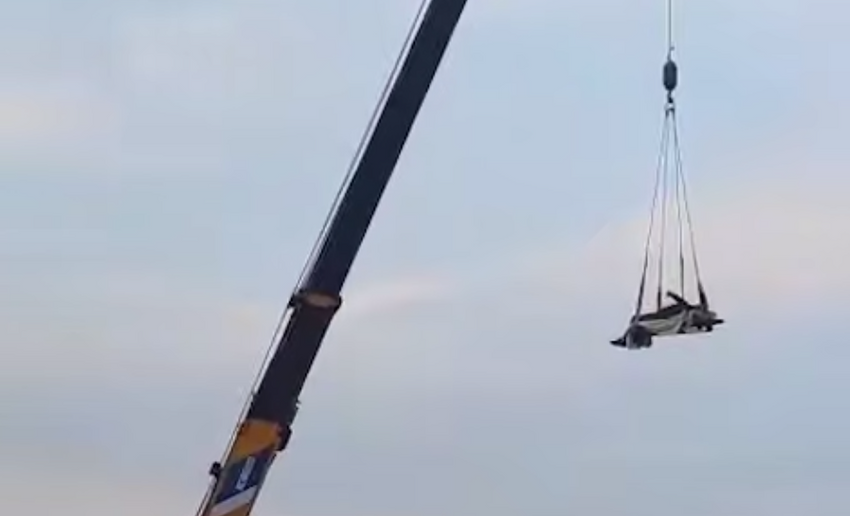 В Приморье крановщик покатал друга на огромной высоте над стройплощадкой. Фото: t.me/amur_mash