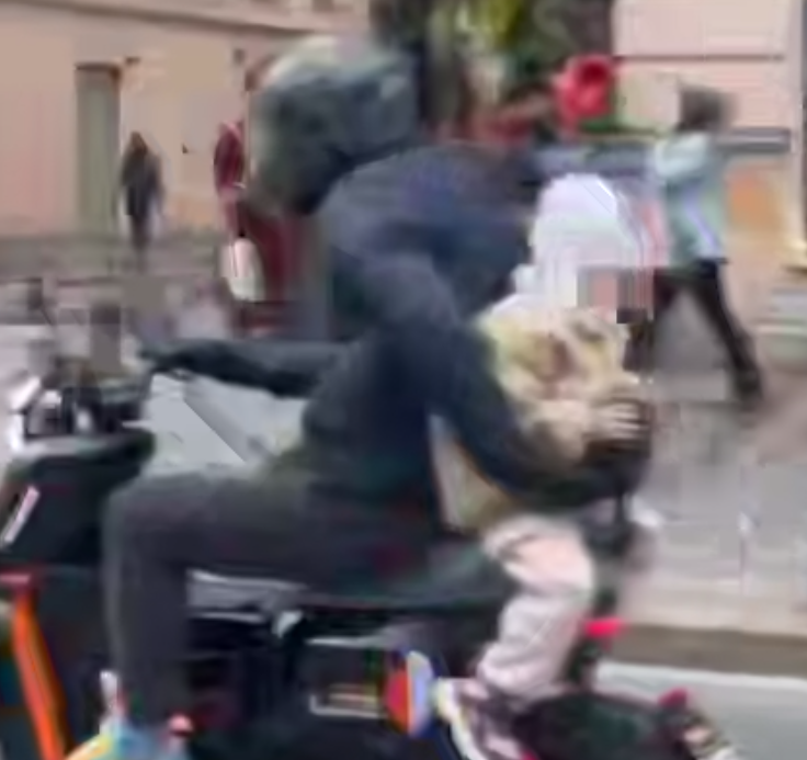 В Питере отец прокатил на байке маленького сына, придерживая его сзади рукой. Фото: t.me/mashmoyka