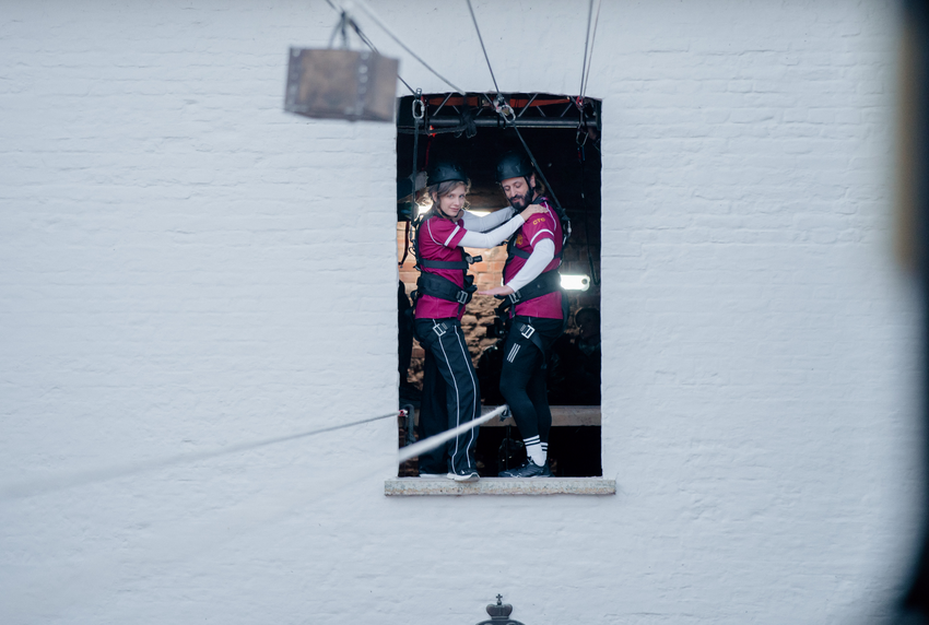 Авербух и Арзамасова рискнули жизнями, взобравшись на высоту 15 метров ради шоу. Фото: СТС