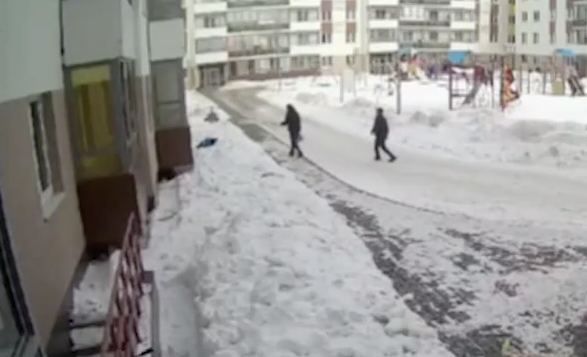 В Екатеринбурге огромная сосулька с многоэтажки упала на голову 3-летнего малыша. Фото: @breakingmash