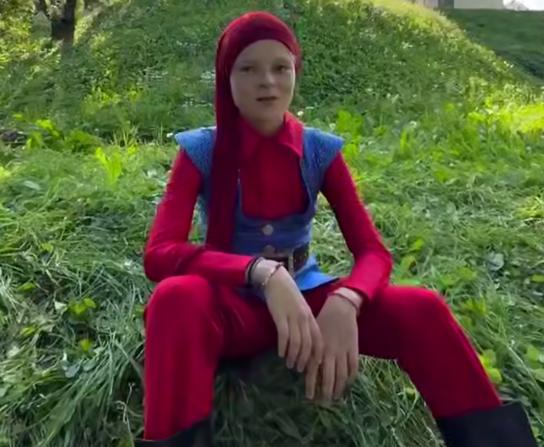 12-летний сын Плющенко Александр сыграет гнома в ледовом шоу "Белоснежка". Фото: t.me/barhatnykonek777