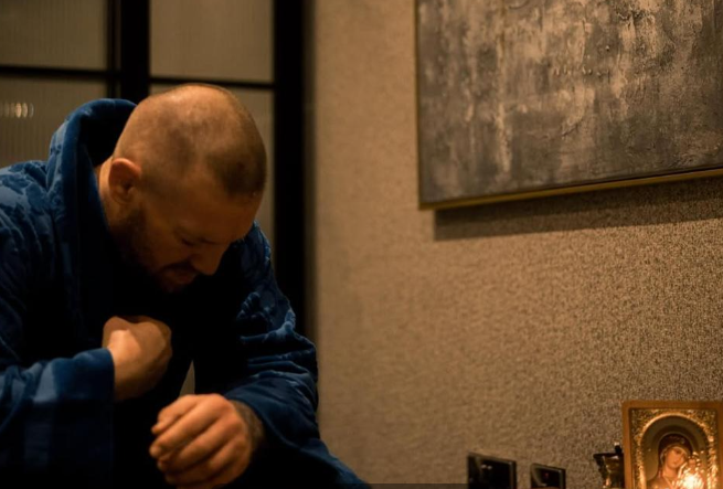 Макгрегор возле Казанской иконы Божией Матери. ФОТО: соцсети