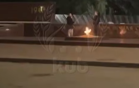 Под Краснодаром два мальчика от голода жарили пельмени на Вечном огне. Фото: t.me/kub_mash