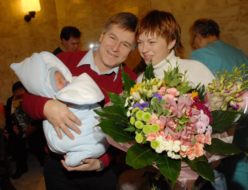 Ливанов на выписке с женой и малышом. Фото: legion-media.ru