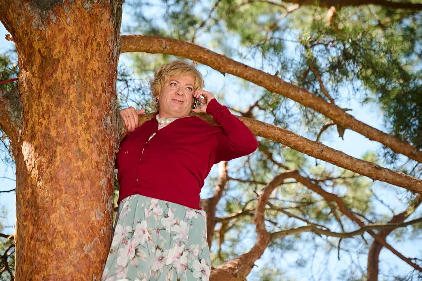 Дмитрий Брекоткин в сериале «Мама будет против» преобразовался в строгую и требовательную маму Тамару Игоревну. Фото: СТС