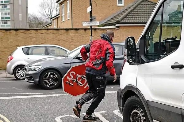 Мужик просто убежал, прихватив арт-объект. Фото: dailymail.co.uk