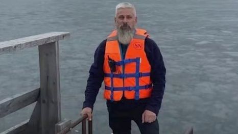 В Новосибирске 61-летний морж спас мужчину, провалившегося под лед на озере. Фото: t.me/mash_siberia