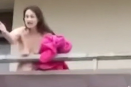 Под Питером голая женщина угрожала младенцу ножом и скинула его с балкона. Фото: t.me/mashmoyka