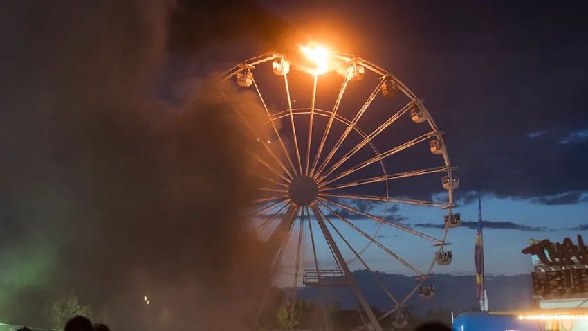 Загоревшаяся кабинка задевала другие. Фото: bild.de