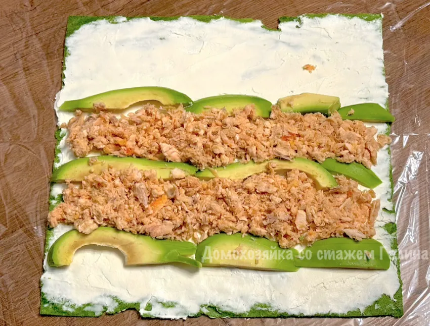 Смазываем корж творожным сыром и выкладываем филе рыбы и ломтики авокадо. ФОТО автора