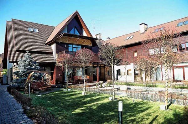 Имение Дибровых в элитном коттеджном посёлке «Успенские поляны». ФОТО: соцсети