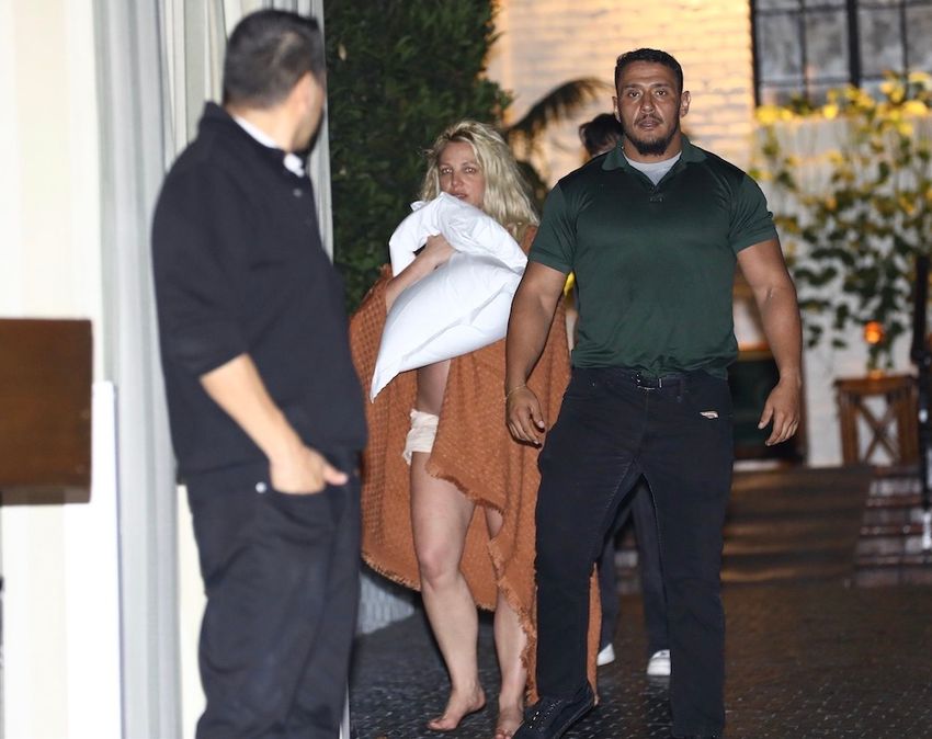 Бритни Спирс, завернутую в плед, увезли на скорой. Фото: Legion-media.ru