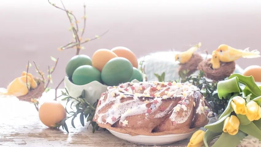 Как украсить стол на Пасху 2026 года. Фото: freepik.com