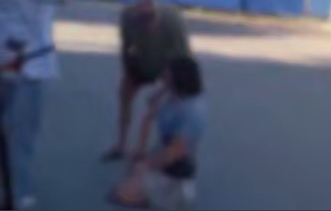 Ростовчанин поставил на колени девушку, которая ударила и оскорбила его дочь. Фото: t.me/don_mash