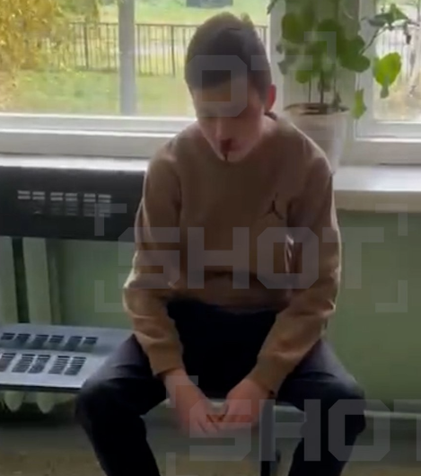 Обезоруженный нападавший дает первые показания после задержания. ФОТО: t.me/shot_shot 