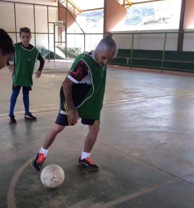 Старушка пошла заниматься в секцию футбола. Фото: Инстаграм (запрещён в РФ)/@_vardinha90