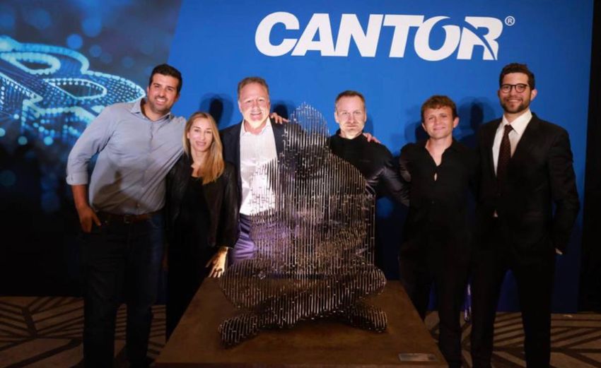 В Майами установили памятник Сатоши Накамото, который создал Bitcoin. Фото: соцсети