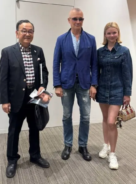 Егор Бероев с возлюбленной на презентации фильма. ФОТО: t.me/SuperRu