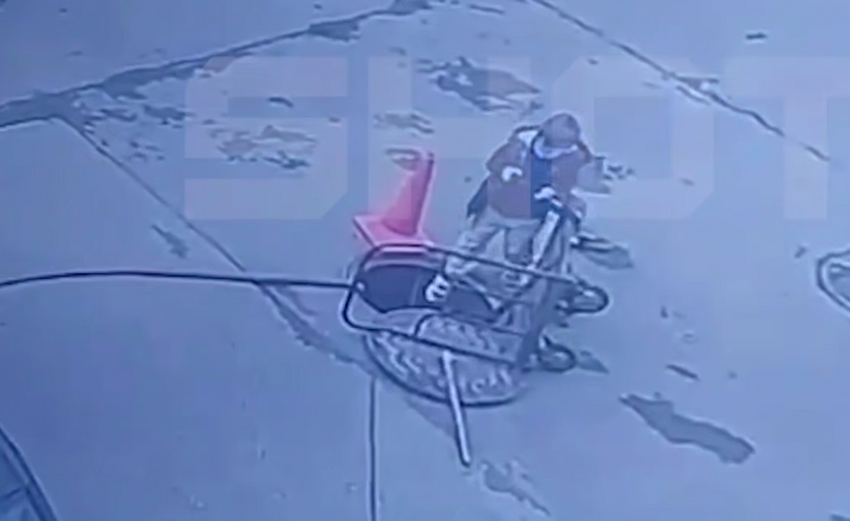 В Питере 4-летний мальчик упал в открытый люк, из-за того, что залип в телефон. Фото: t.me/shot_shot