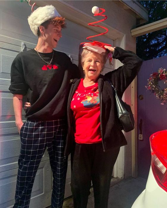 Пит с бабулей по материнской линии. Фото: Инстаграм (запрещен в России) / @peetmontzingo