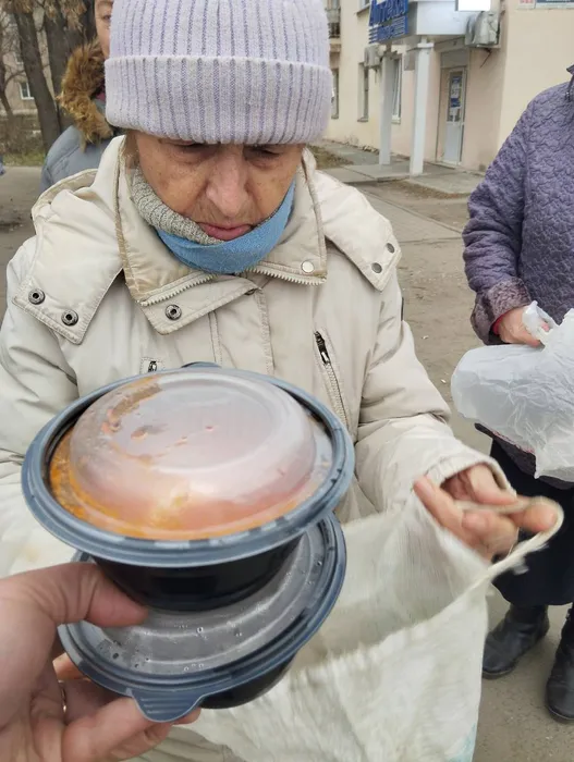 Женщина кормит нуждающихся горячей едой. Фото: личный архив Ксении Поздняковой