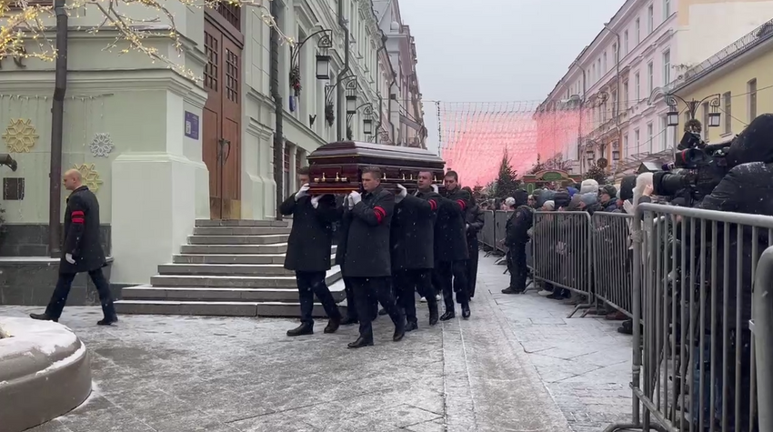Гроб с телом Евгении Добровольской вынесли из МХТ под овации пришедших проститься с актрисой людей. Фото: «Жизнь»
