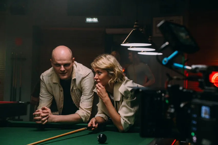 Юрий Борисов и Надежда Михалкова в 5 сезоне сериала «Беспринципные». Фото: Кинопоиск