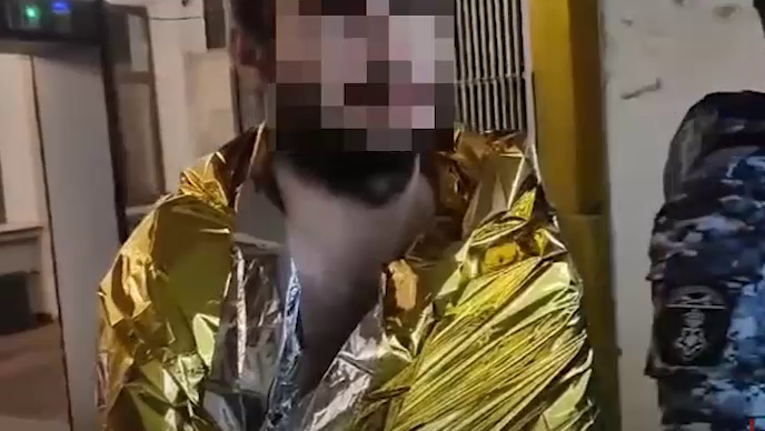 В Москве бородатый голый мужик напал на людей, пытаясь прорваться в метро. Фото: @t.me/don_mash