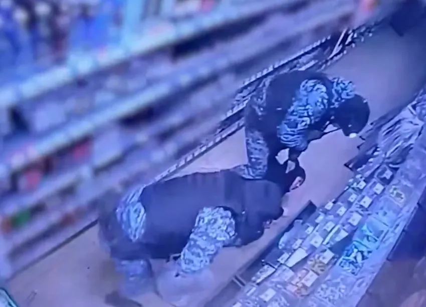 В Подмосковье мужик проник в закрытый магазин, напился и наелся мандаринов. Фото: соцсети