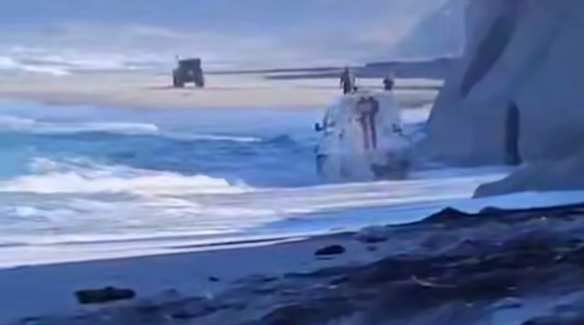 На Амуре спасателей унесло в море штормовой волной в туристическом месте. Фото: t.me/amur_mash