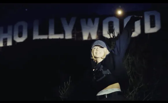 Исторический снимок на фоне культового голливудского объекта. ФОТО: соцсети