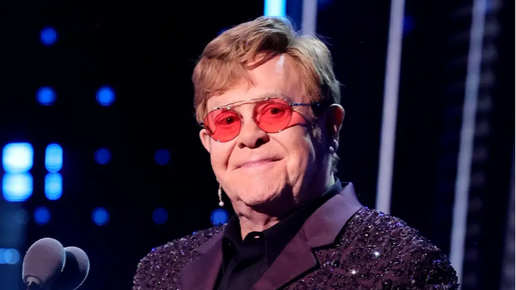 Легендарный 77-летний британский певец Элтон Джон. Фото: usmagazine.com