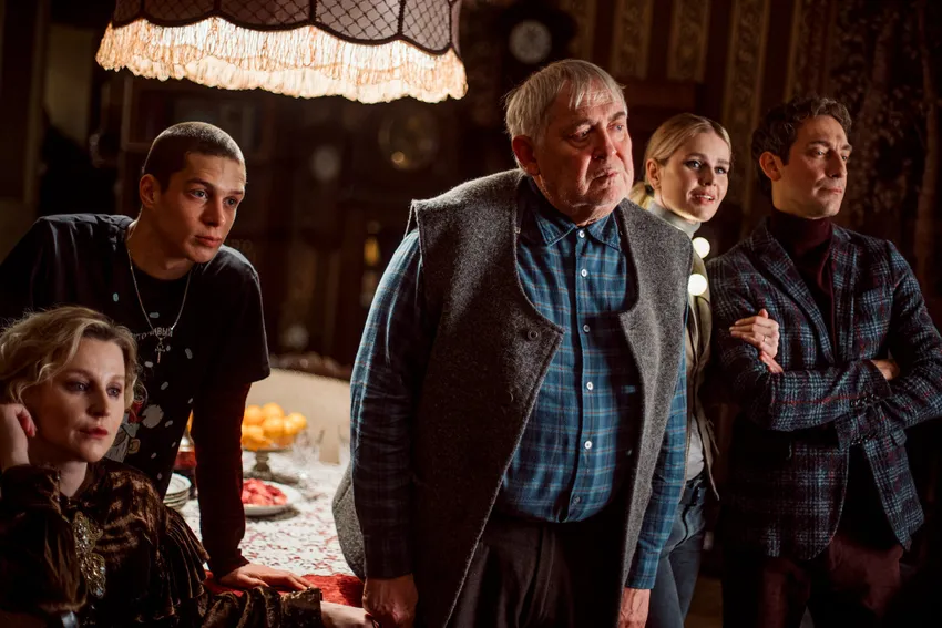 Дед Слава переживает за русский язык. Кадр из сериала «Вампиры средней полосы», 2021, реж. Антон Маслов (первый сезон), Дмитрий Грибанов (второй сезон)  