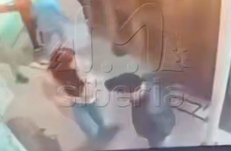 Водителя, въехавшего в людей в баре Новосибирска, задержали в Казахстане. Фото: t.me/mash_siberia