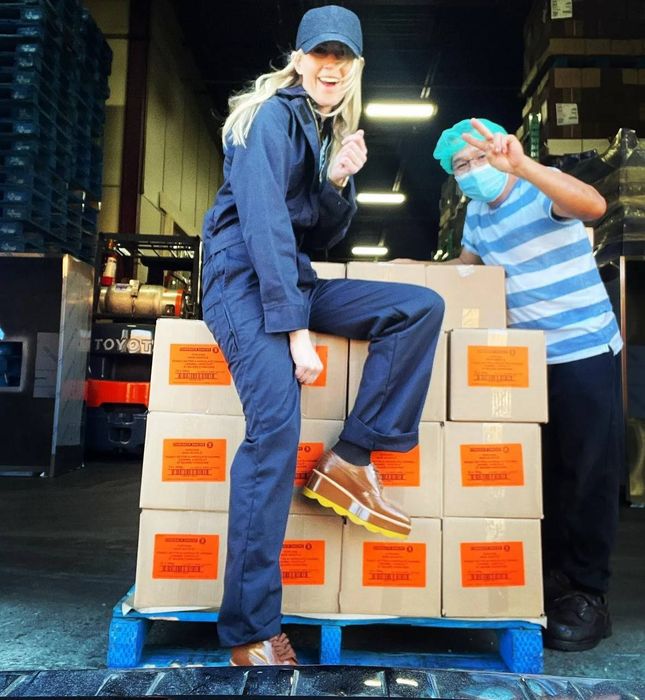 Бизнес Эмили развивается очень активно. Спустя несколько недель знакомства он попросил девушку передать нужным людям посылку с запрещенными веществами. Новый знакомый уверял ее, что все будет в порядке. Эмили поверила мужчине и согласилась на авантюру, но ей не повезло - в тот же день ее с поличным забрали в полицейский участок. Свою вину Эмили признала сразу, и после суда отправилась в тюремную камеру на четыре года.