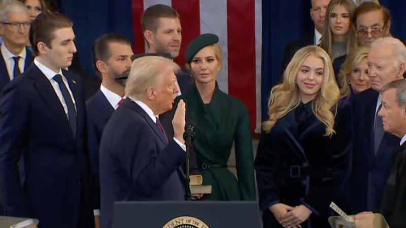 Трамп во время принятия присяги. ФОТО: @mash