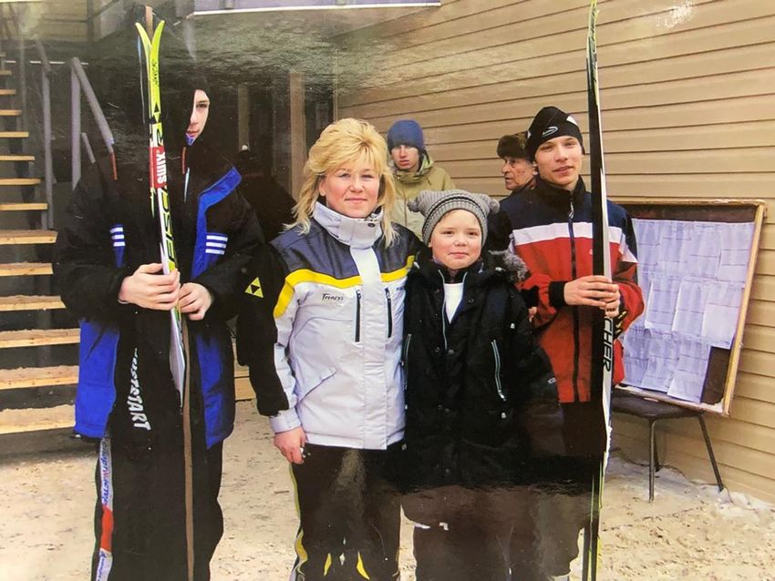 Спортсменка с участниками своих соревнований. Фото: личный архив