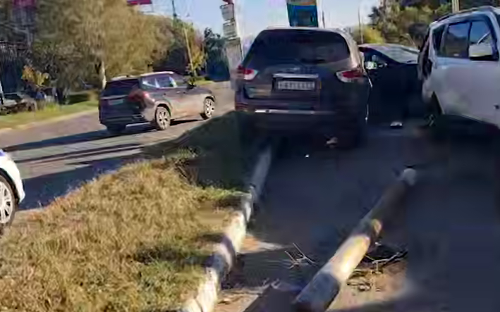 В Хабаровске водитель устроил массовую аварию, пытаясь объехать голубя. Фото: t.me/amur_mash