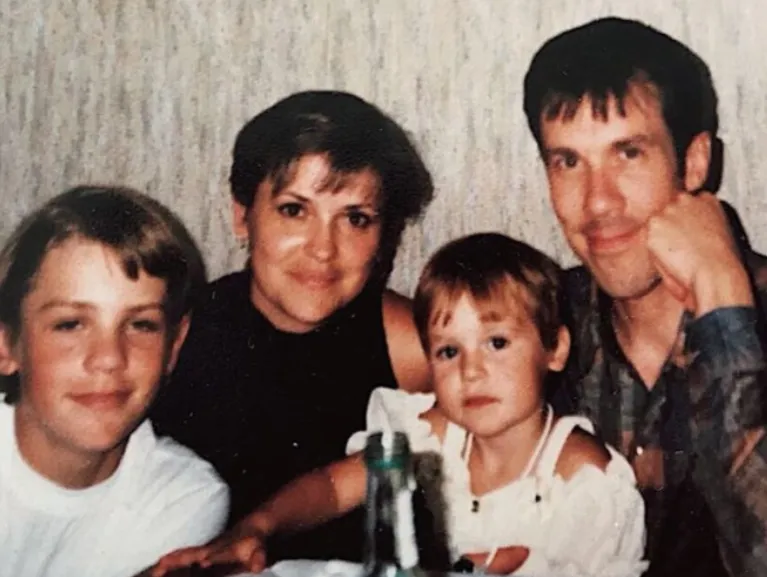 Арсений Бородин с родителями и младшей сестрой. Фото: личный архив