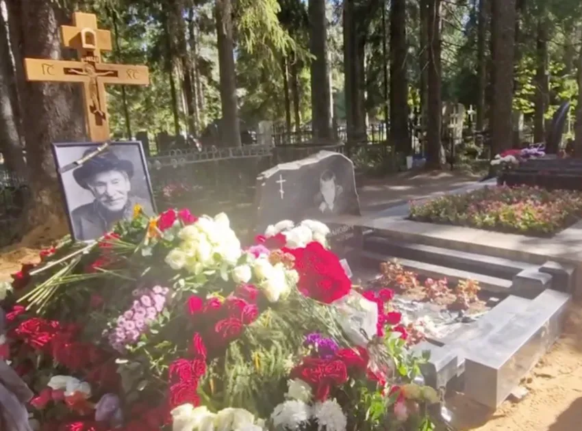 Могилы Ивана Краско и его сына Андрея находятся рядом. ФОТО: соцсети